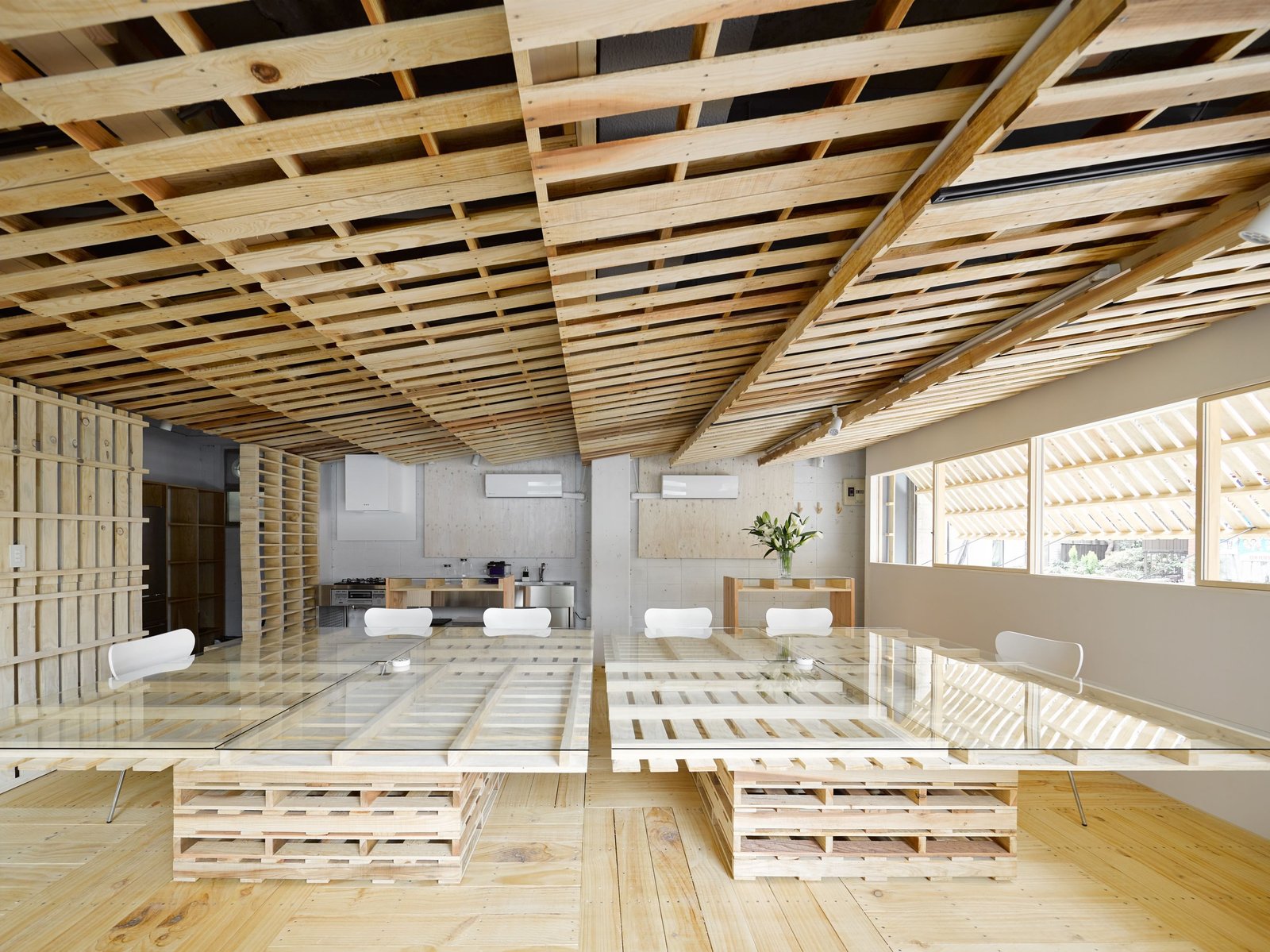 Arquitetos utilizam 130 pallets em reforma de escritório