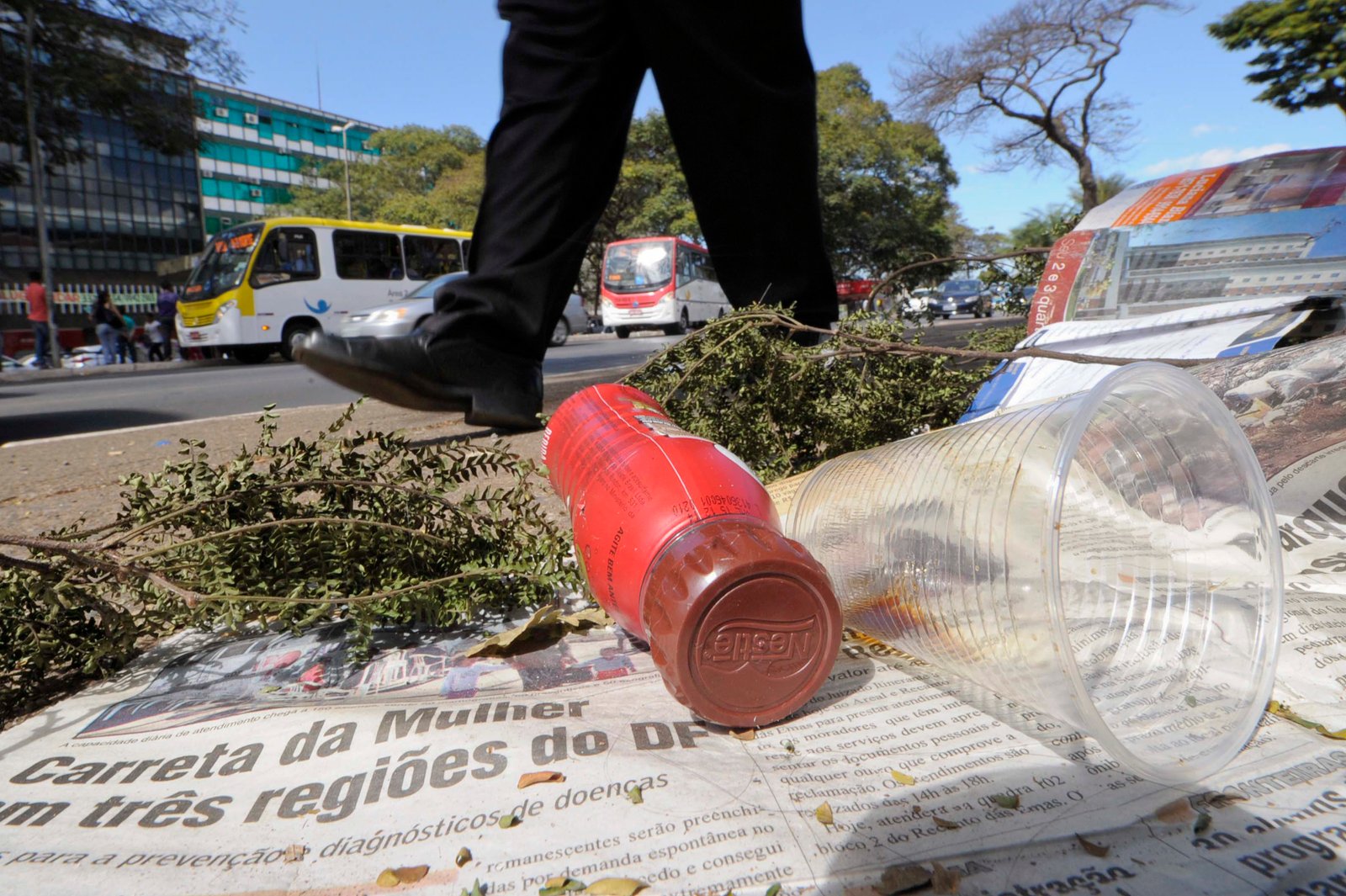 Curitiba pode ter multa de até R$ 980 para quem jogar lixo na rua