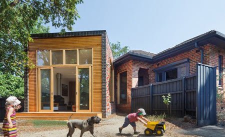 Sobras de materiais de construção viram um bangalô na Austrália