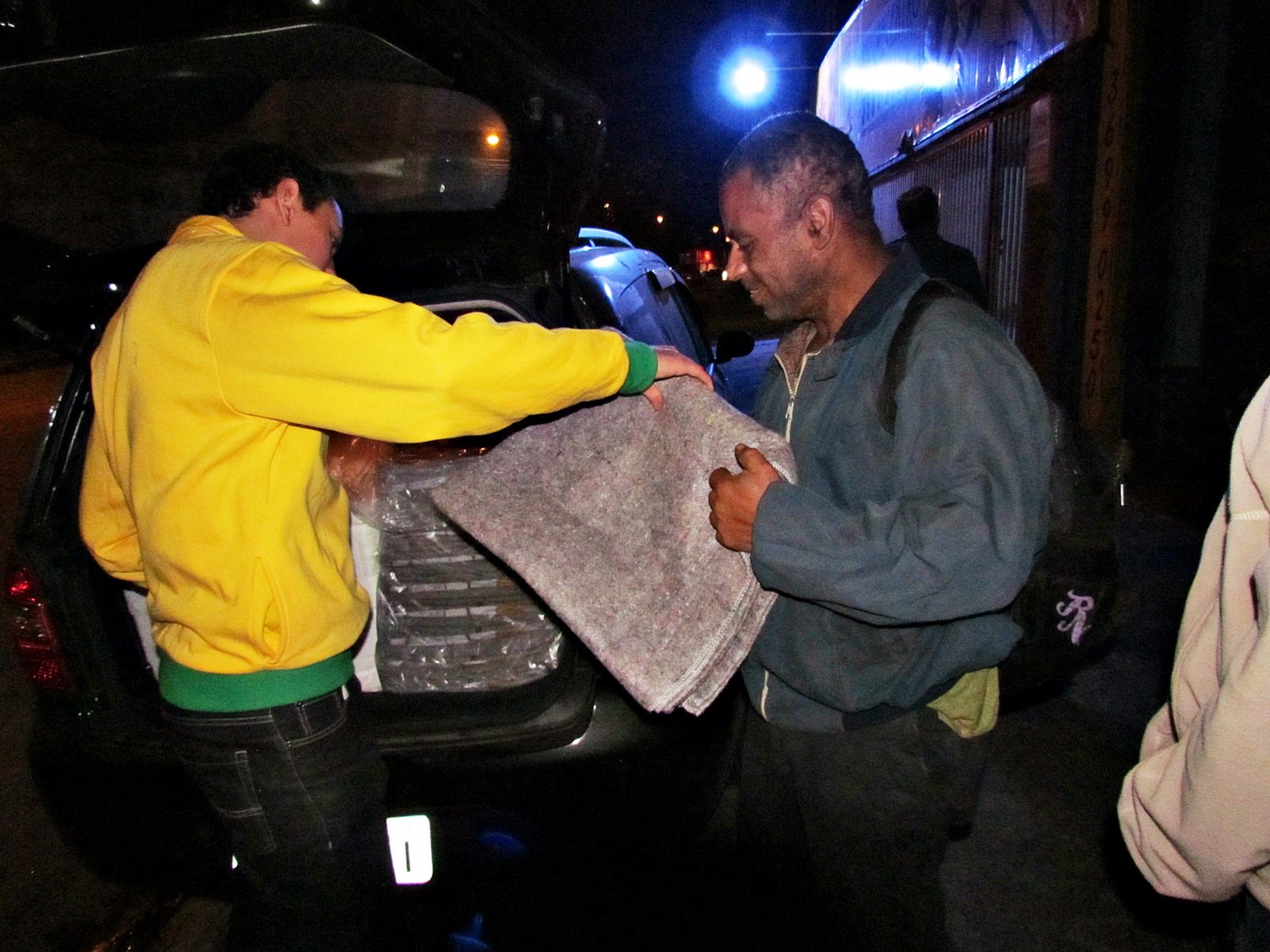 Projeto transforma meias velhas em cobertores para quem precisa