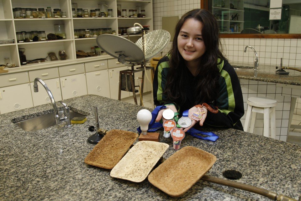 Com 17 anos, brasileira cria “isopor” biodegradável a partir da cana-de-açúcar