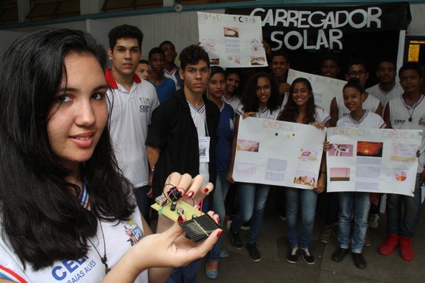Estudantes de escola pública desenvolvem carregador portátil à base de energia solar