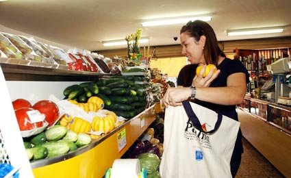 Estudo compara degradação de materiais usados em sacolas de supermercados