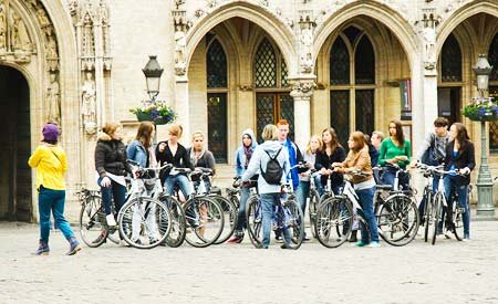 Alunos que vão de bicicleta ganham pontos em escola da Itália