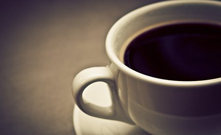 Café aumenta a possibilidade de sobrevivência ao câncer de intestino, diz estudo. Mas calma.
