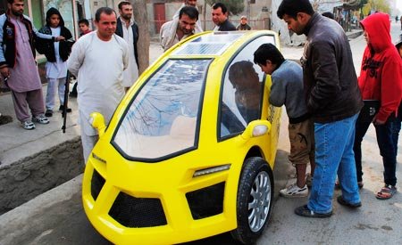 Com apenas US$ 2 mil, jovem afegão constrói carro elétrico movido a energia solar