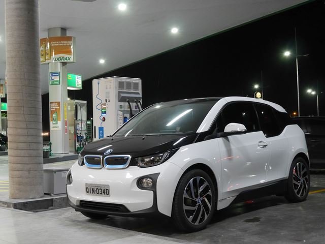 Santa Catarina inaugura seu primeiro eletroposto para veículos elétricos