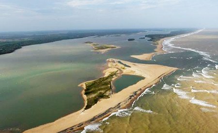 Lama de barragem chega ao mar no Espírito Santo e prefeitura interdita praias