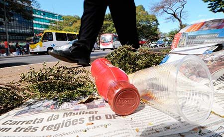 Multa para quem jogar lixo na rua pode ser adotada em todo o país
