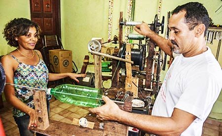 Brasileiro cria máquina que transforma garrafas pet em utensílios domésticos