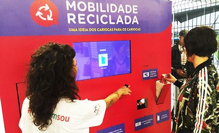 Máquina troca resíduos recicláveis por vale-transporte em terminal do Rio