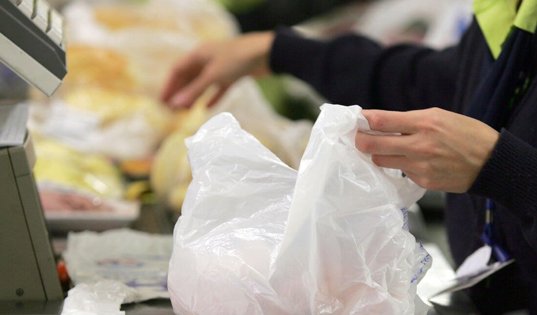Após um ano, uso de sacolas plásticas caiu 70% em São Paulo