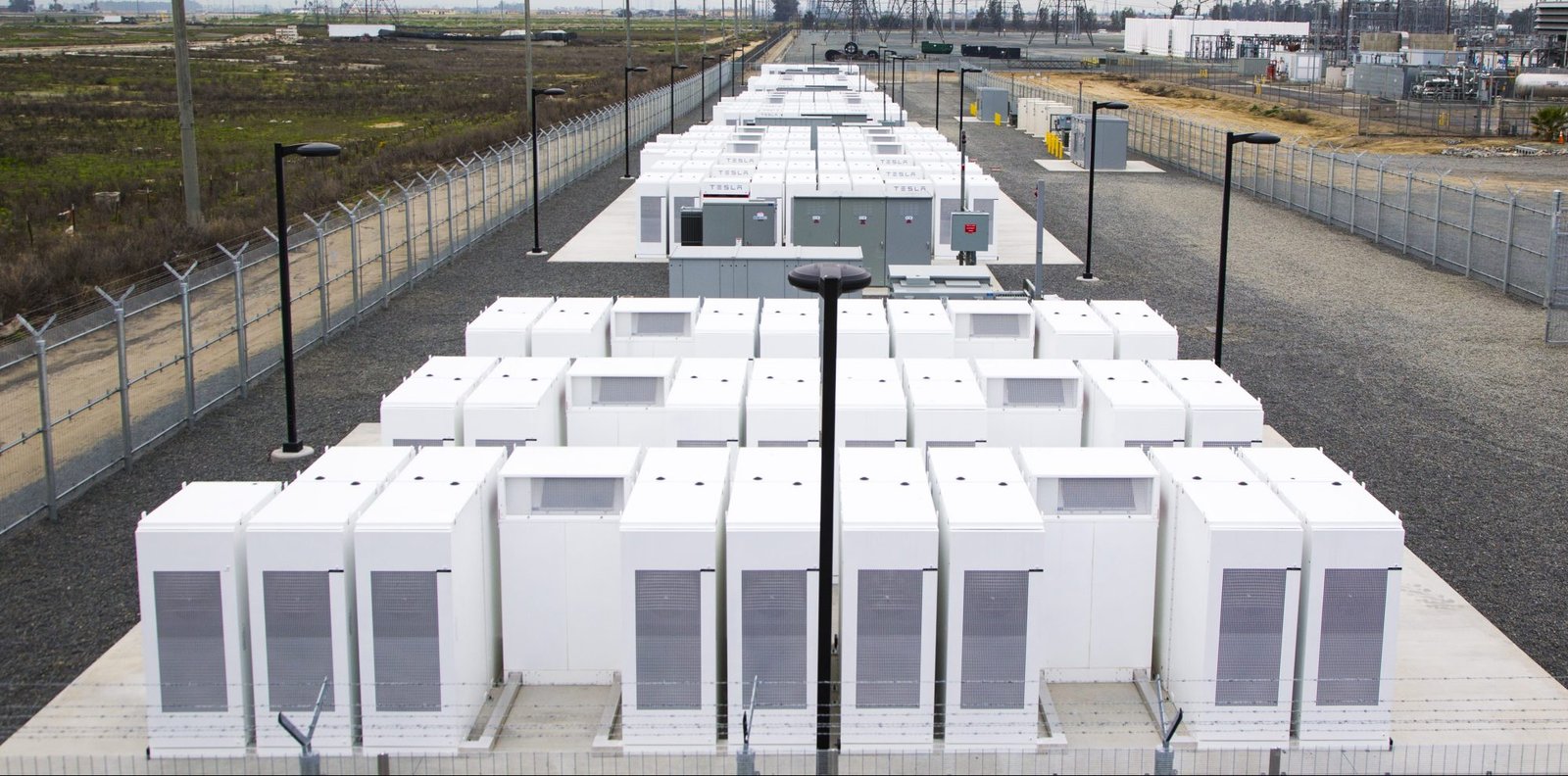Com muitas baterias, Tesla consegue armazenar energia solar e evitar fontes a gás para abastecer fábrica