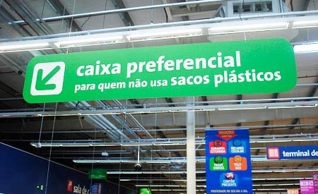 Reforço positivo funciona melhor: Supermercados darão descontos para quem não quiser sacolas